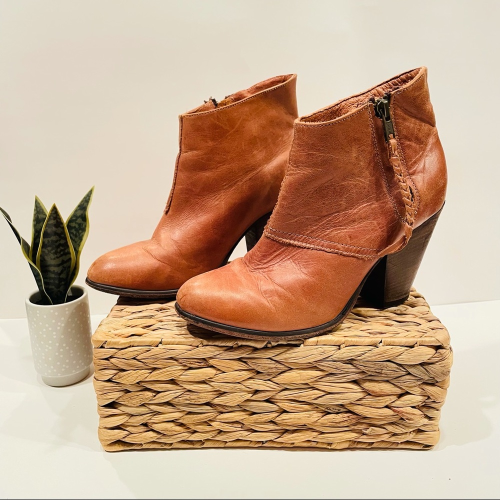 Steve Madden Arling Cognac Leather Bootie | Size: 7.5